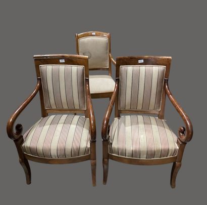 null Pair of walnut armchairs with cross arms.
Provincial work of the 19th century.
92.5...