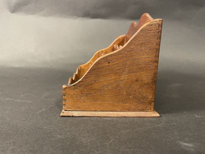 null Wooden letter holder with four compartments.
24 x 13 cm.
Wear and tear.