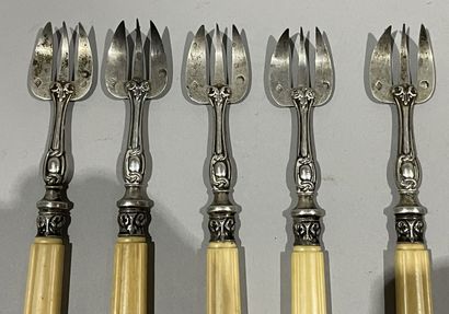 null Six silver oyster forks chased with Gordian knots, bone handle
Goldsmith: Philippe...