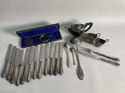 null Lot of silver-plated metal including knives, Ravinet Denfert cutlery, Mappin...