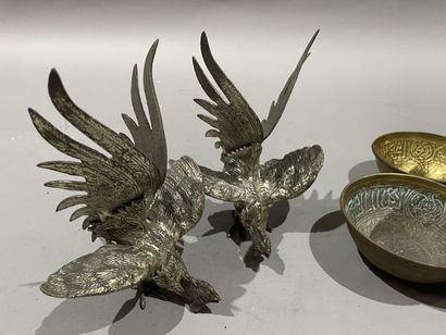null Lot of miscellaneous knick-knacks: two silver-plated roosters, North African...