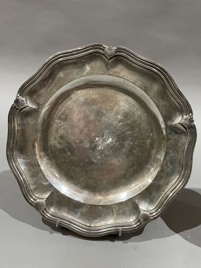null Two round silver dishes, scalloped pattern with shells.
Diameters: 33 and 30...