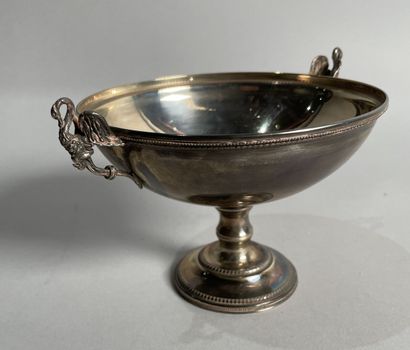 null Bowl on pedestal in 925°/°° foreign silver, handles with swan motif.
Russian...