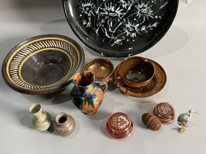 null Lot of various ceramics and curios, including large black enameled stoneware...