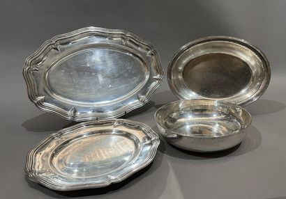 null Set of silver-plated dishes: 
two filet-style dishes
and two hammered metal...