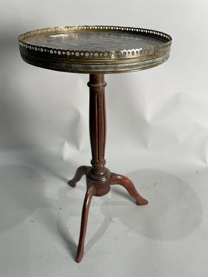 null Three-legged mahogany pedestal table. 
Louis XVI style
54 x 28.5 cm