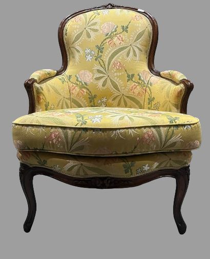 null Bergère upholstered in yellow fabric. 
98 x 69 x 53 cm