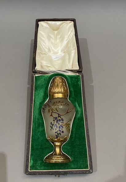 null Frosted glass bottle with wisteria enamel, gilded metal frame;
In its case.
Height:...
