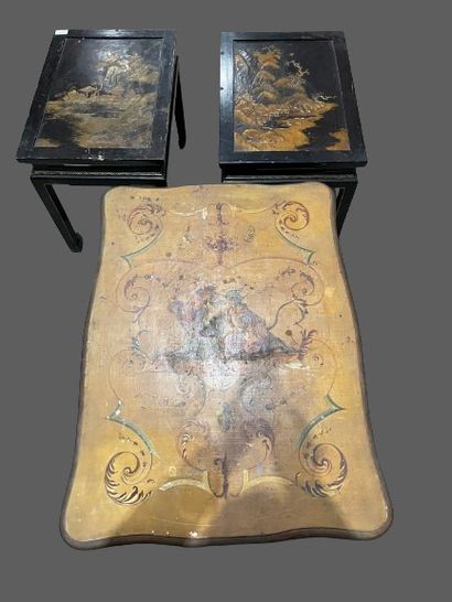 null Pair of end tables in gold lacquered wood on a black background. 
In the Chinese...