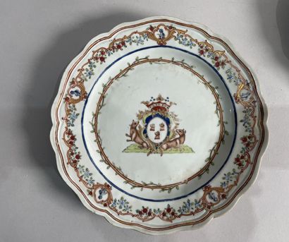 null Compagnie des Indes
Pair of enameled porcelain plates decorated with coats of...