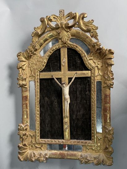null Christ on the cross in a gilded wood and glass frame. 
Damage and missing parts....