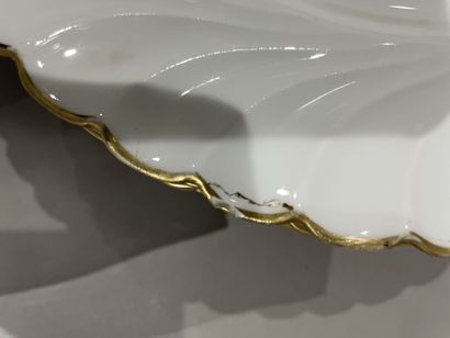 null Haviland, Limoges
Part of a table service, the wing with twisted channels, gold...