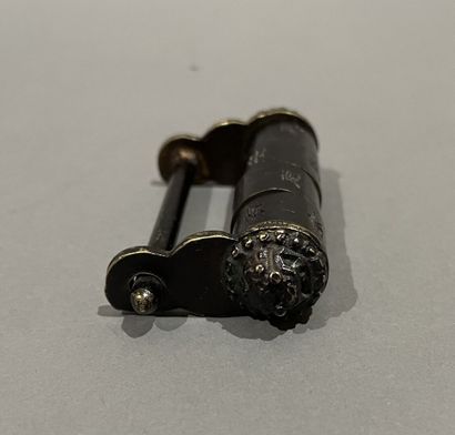 null Chinese padlock in chocolate patina bronze.
7 x 4 cm