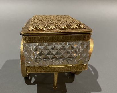 null Carriage-shaped box in cut crystal and gilt bronze
Height: 8.5 cm


Also included:
Crystal...