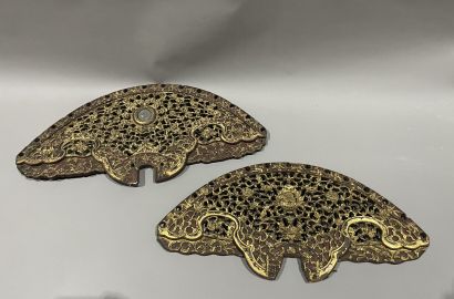 null Pair of gilded and carved wood elements with peony decor. 
China, 20th century.
32...
