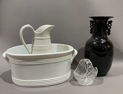 null -White glazed earthenware basin (20 x 48 x 30 cm) and jug (H: 34 cm)
Cracked...