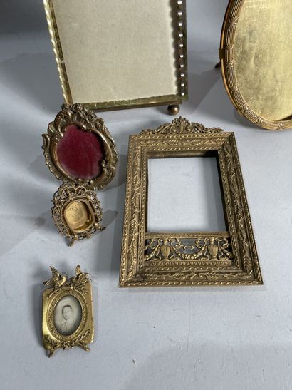 null Lot of various trinkets including Gilded metal frame with enamel decoration,
lot...