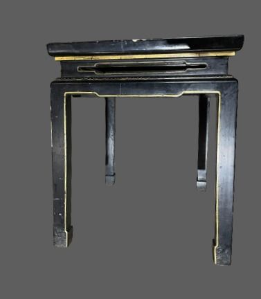 null Pair of end tables in gold lacquered wood on a black background. 
In the Chinese...