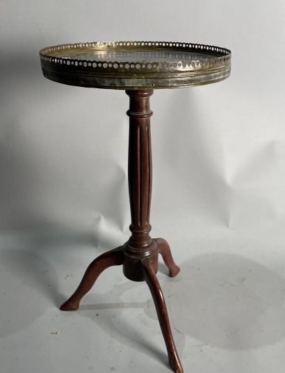 null Three-legged mahogany pedestal table. 
Louis XVI style
54 x 28.5 cm