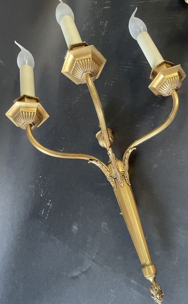 null Pair of bronze 3-branch sconces with foliage decoration.
Louis XVI style
Height...