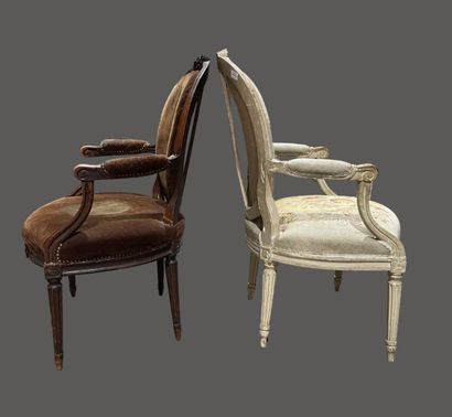 null Suite of three cabriolet armchairs and a bergère in white lacquered wood, carved...