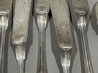 null Set of 12 knives and 7 forks, silver fish cutlery, figured shell pattern.
Goldsmith...
