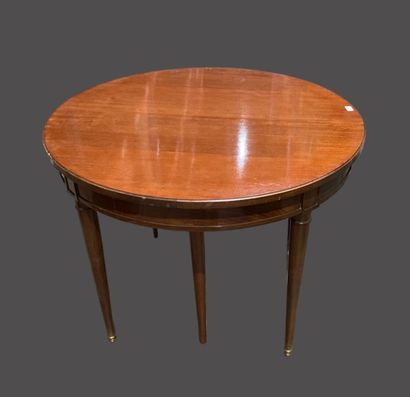 null Round mahogany dining table with six tapered legs.
Empire style.
Size: 74 x...