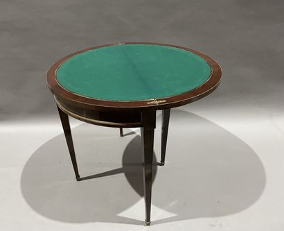 null Mahogany veneered half-moon table with brass fillet frame
Louis XVI style.
74...