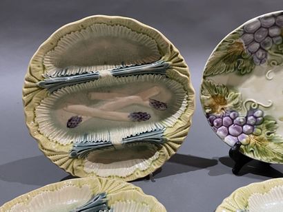 null Three asparagus plates in barbotine
Diam: 24.5 cm
On joint : 
Barbotine plate...