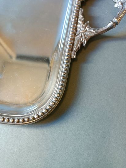 null Silver plated serving tray with pearl frieze. 
63 x 38 cm.