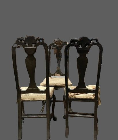 null Suite of six chairs in carved and painted wood with foliage. 
The front legs...