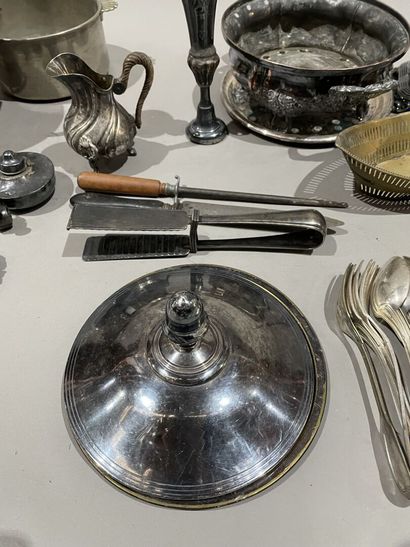 null Set of silver-plated flatware: filet cutlery, vegetable dish, ladle, etc.