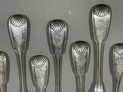 null Set of 12 knives and 7 forks, silver fish cutlery, figured shell pattern.
Goldsmith...