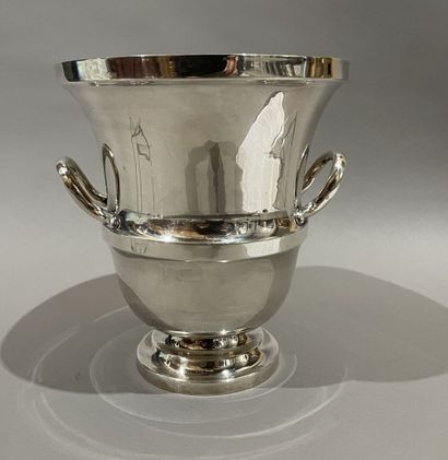 null Champagne bucket on silver-plated metal pedestal.
Height: 23 cm