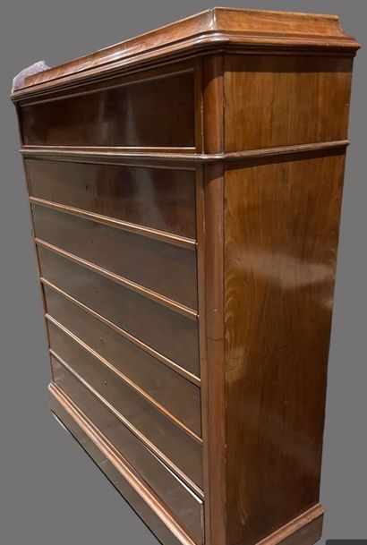null Large mahogany-veneered desk with flaps, simulating a weekly planner, on a plinth....