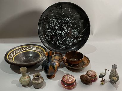 null Lot of various ceramics and curios, including large black enameled stoneware...