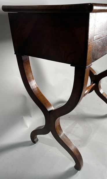null Working table in mahogany and mahogany veneer.
19th century.
75 x 61 x 38 cm...