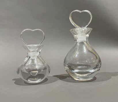 null Two molded glass bottles, heart-shaped stoppers,
Signed ORREFORS
H : 16 and...