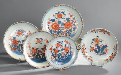 CHINE - Époque KANGXI (1662-1722) Cinq grandes coupes en porcelaine décorée en bleu...