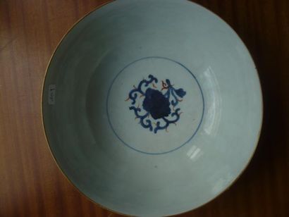 CHINE - Époque KANGXI (1662-1722) Bol en porcelaine décorée en bleu sous couverte,...