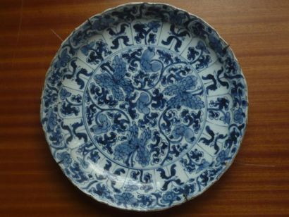 CHINE - Époque KANGXI (1662-1722) Coupe polylobée en porcelaine décorée en bleu sous...