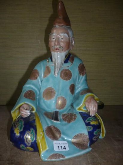 JAPON - Fin XIXe siècle Statuette de poète en porcelaine émaillée polychrome, agenouillé,...