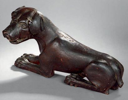 null Bois sculpté représentant un chien de chasse couché, la tête tournée vers la...