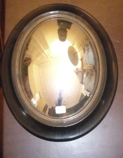 null Miroir sorcière ovale, cadre en bois noir
XIXe siècle. 
35 x 29.1 cm
