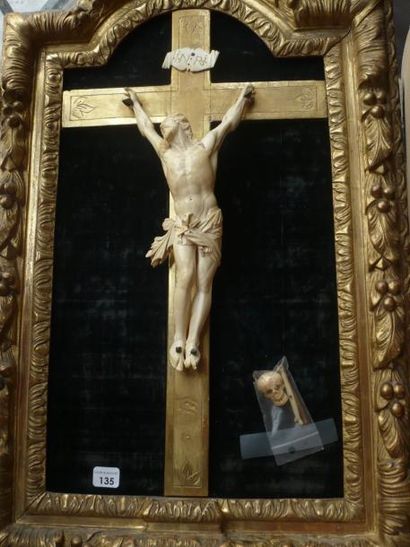 null Christ en ivoire sculpté dans un cadre en bois doré et sculpté. Époque Louis...