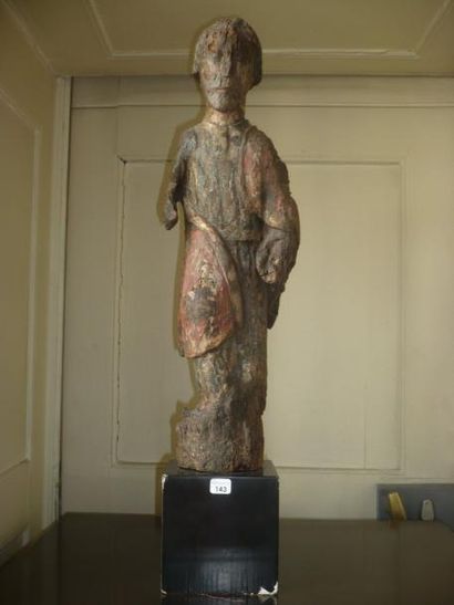 null Statue en bois sculpté représentant un personnage barbu. Importantes traces...