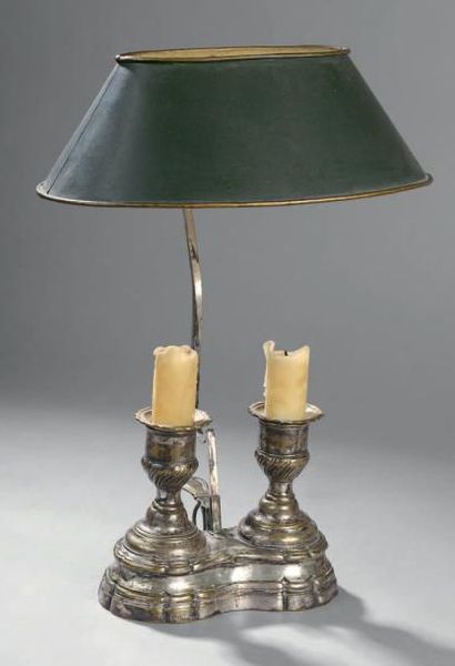 null Lampe de bouillotte en bronze argenté à deux flambeaux sur une base chantournée....