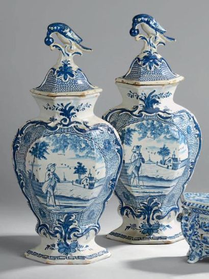 null Paire de vases balustre couverts en faïence à décor en camaïeu bleu de personnages,...