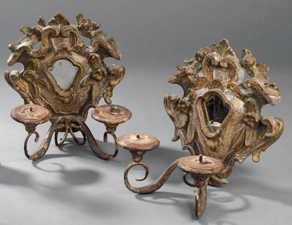 null Deux appliques à deux lumières en bois sculpté argenté et doré à fonds de glace,...