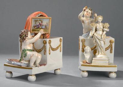 null Paire de serre-livres en porcelaine émaillée polychrome formée de deux groupes...